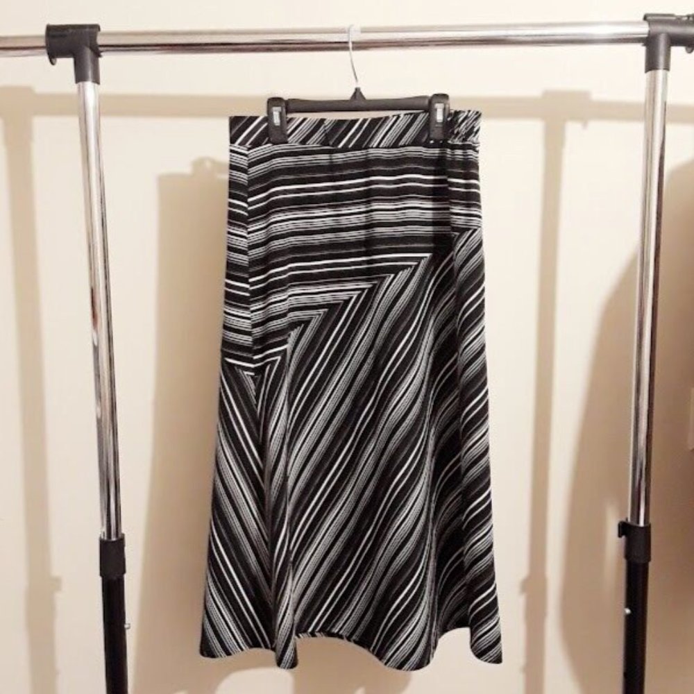 🛒3 for $15 VAMP Womens Black and White Multidirectional Striped Stretch Skirt